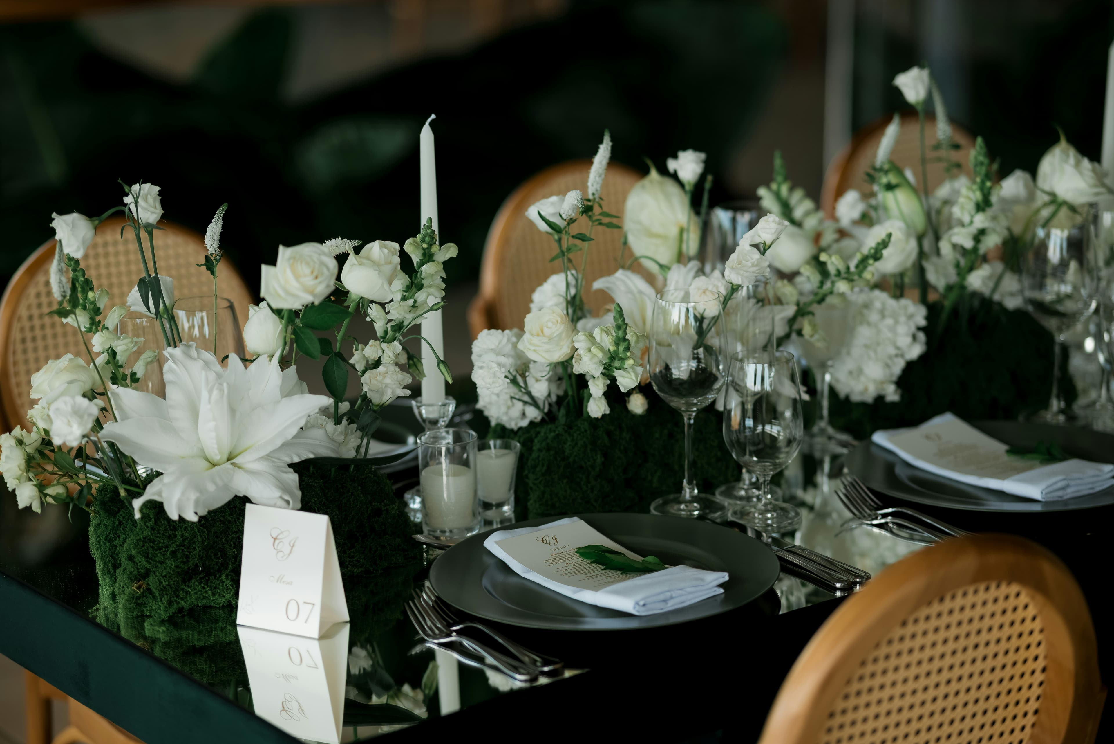 Table de réception scénographiée — Mama Events