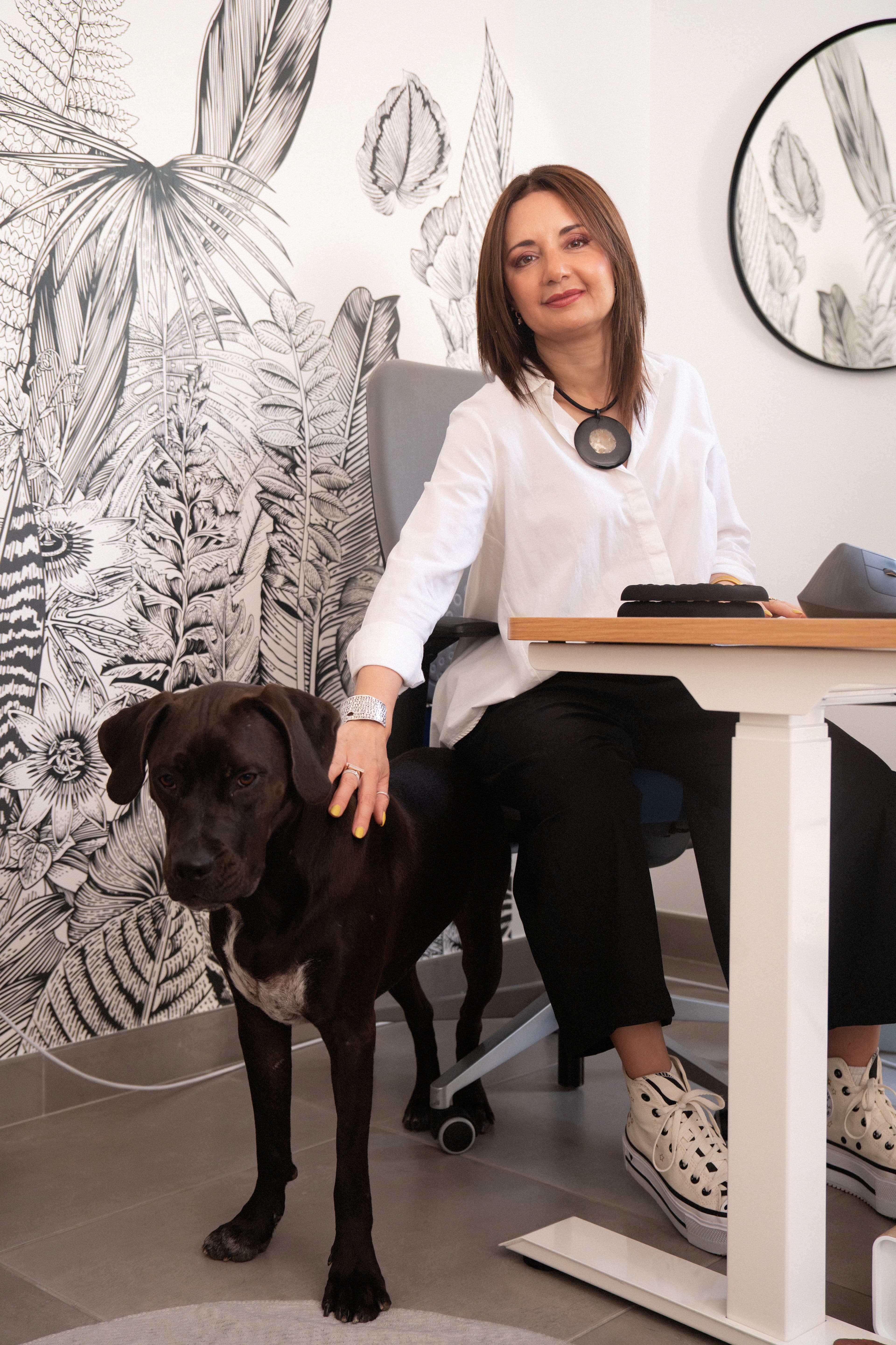 Ahlem Ougergouz au travail, dans son bureau — Mama Events
